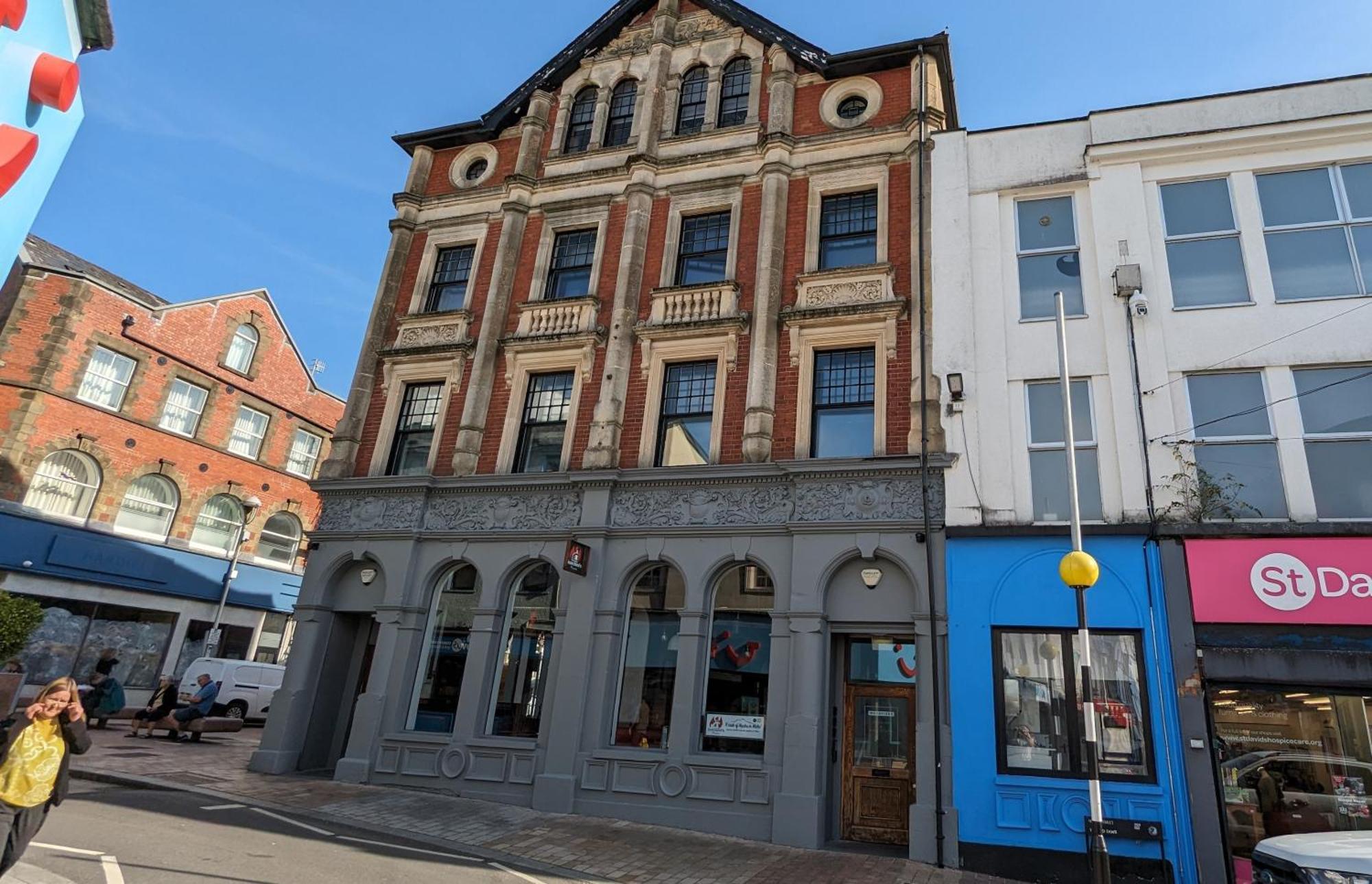 Gorgeous Comfortable Apartment On The High Street Merthyr Tydfil Exterior photo